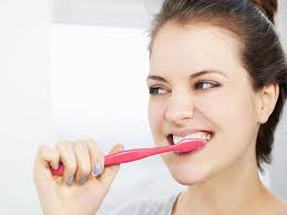 أطعمة تنظّف أسنانك فورًا بعد تناولها