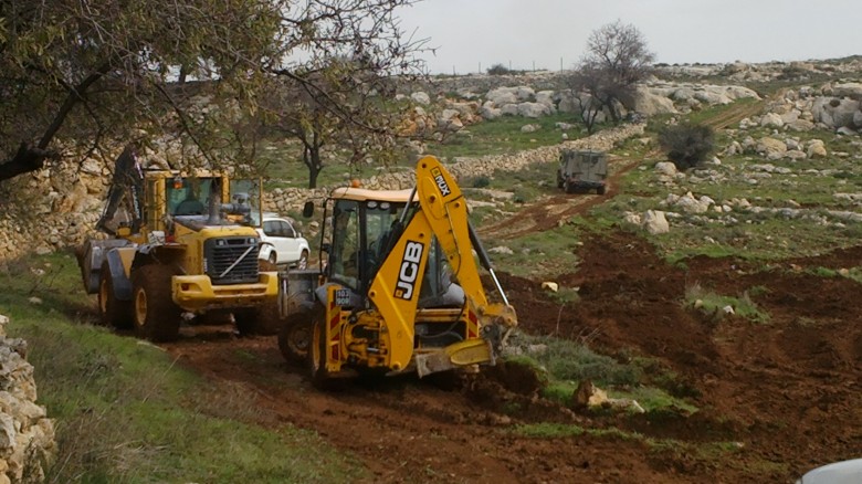 الاحتلال الصهيوني يجرف اراضي زراعية غرب بيت لحم