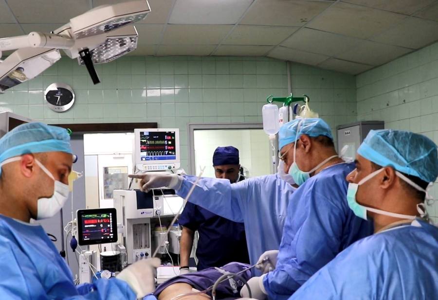 مريض يستعيد القدرة على الكلام بعد جراحة في مدينة الحسين الطبية