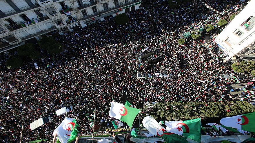 احتجاجات حاشدة في الجزائر لمطالبة بوتفليقة بالتنحي