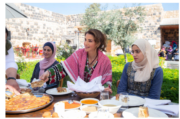 الملكة رانيا العبدالله تلتقي أعضاء مؤسسة محافظتي التطوعية وعدد من المستفيدين