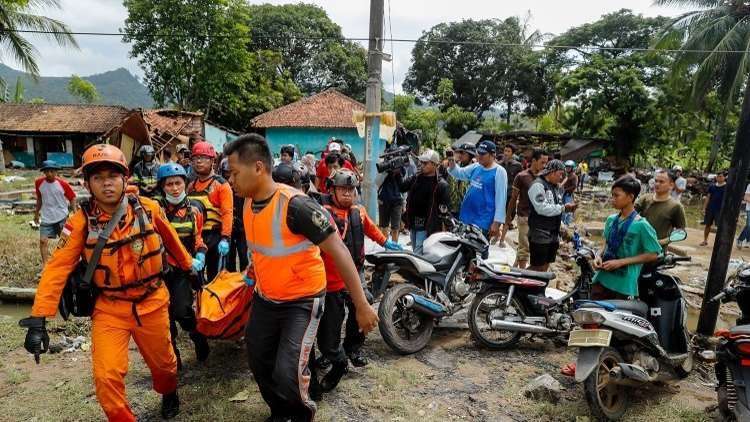 مصرع 42 شخصا بفيضانات في إندونيسيا