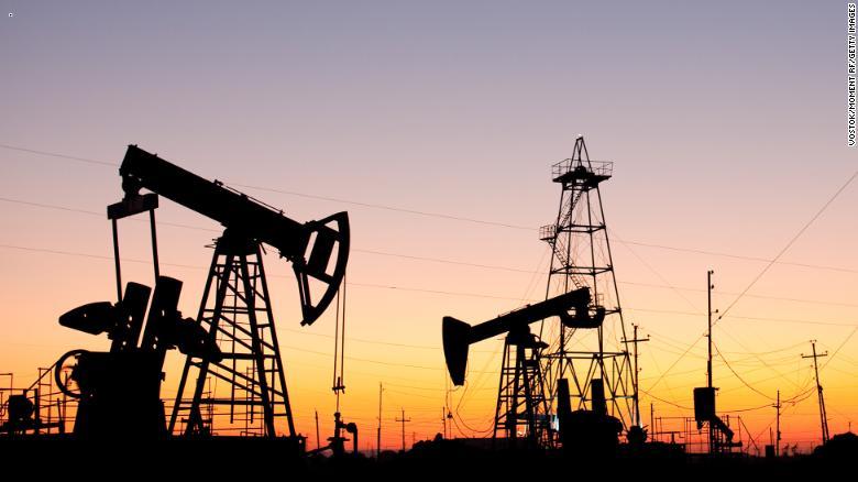 أسعار النفط تتراجع عن أعلى مستوى في 2019