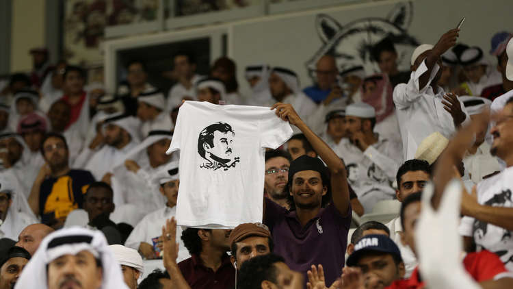 بريطاني يقاضي الإمارات بعد "تعذيبه" لارتدائه قميص "العنابي".. ودبلوماسي إماراتي يعلق