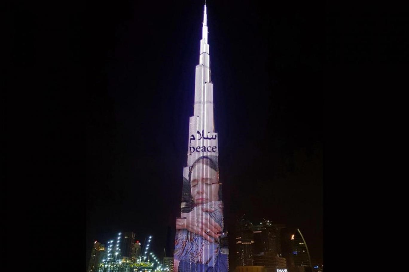 صورة رئيسة وزراء نيوزيلندا تضيء برج خليفة