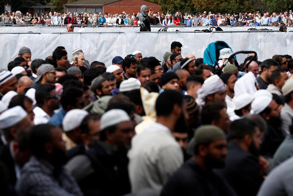 سلسلة بشرية لحماية المسلمين المصلين في نيوزيلندا