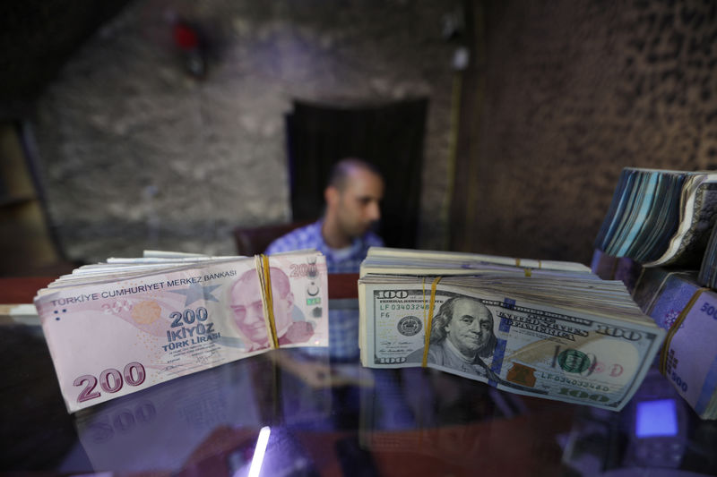 الليرة التركية تهبط 3 في المئة أمام الدولار الأمريكي