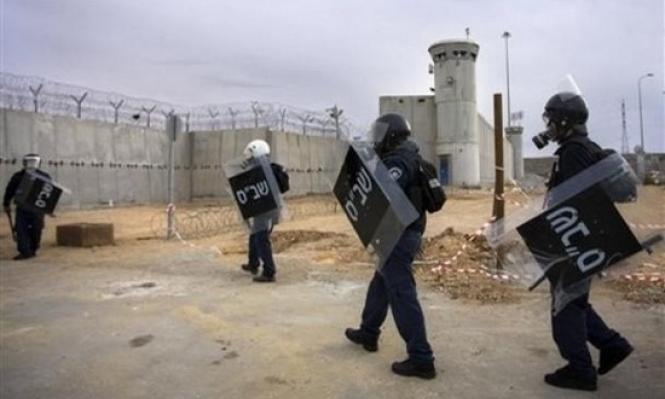 نادي الأسير: أوضاع خطيرة يشهدها الأسرى في معتقل "النقب" عقب اقتحام قوات الاحتلال 