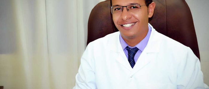 طبيب مصري يصبح "مرجعا عالميا" في علاجات الليزر