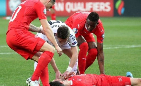 لاعب جورجي ينقذ حياة سويسري ابتلع لسانه في مباراة بتصفيات أمم أوروبا