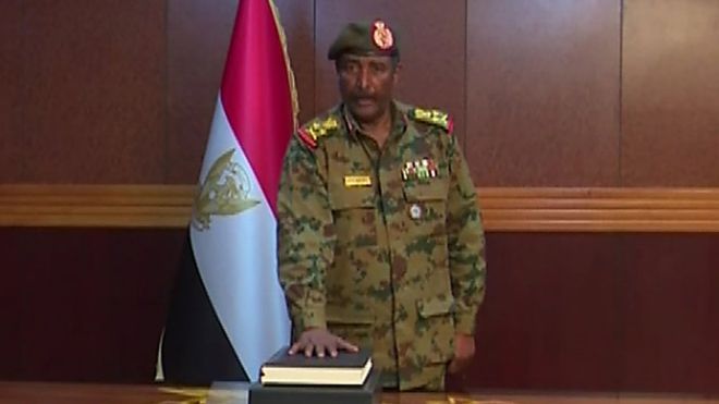 من هو البرهان رئيس المجلس العسكري الانتقالي الجديد في السودان؟