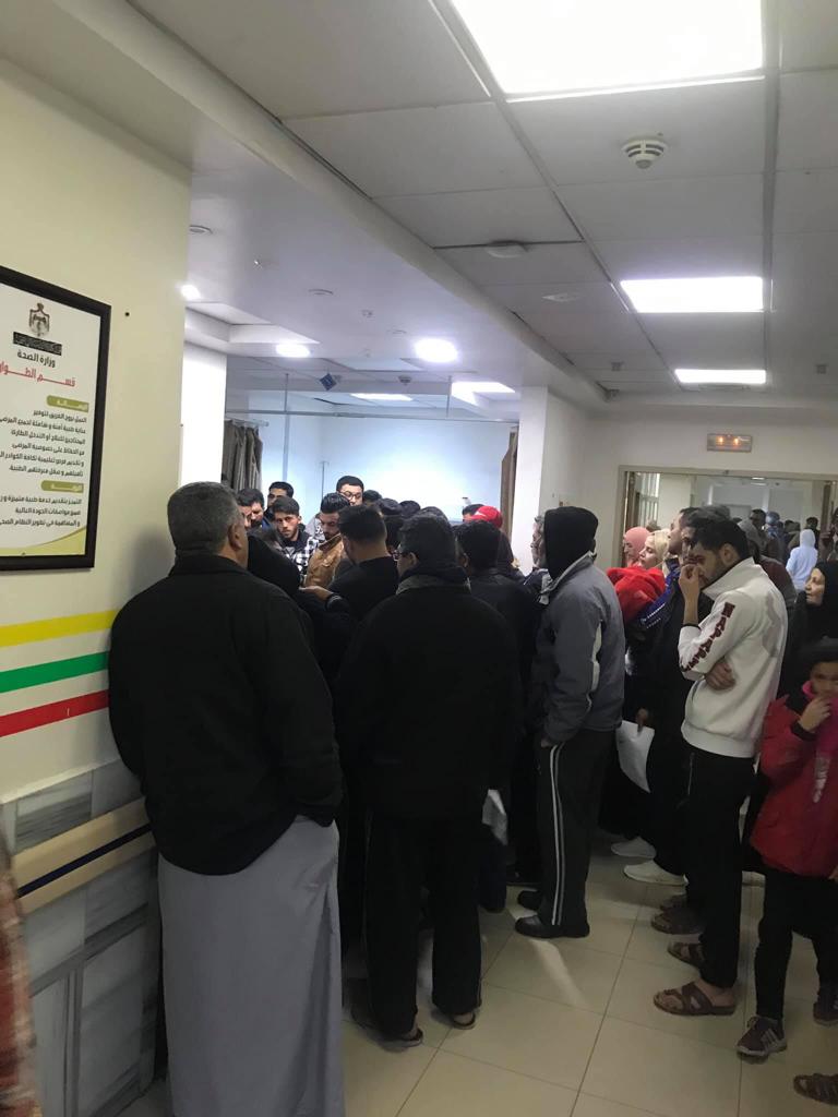 اكتظاظ المراجعين في طوارئ مستشفى الأمير فيصل بالرصيفة - مصور