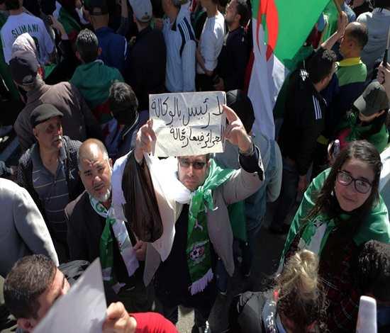 استمرار تظاهرات الجزائر للجمعة التاسعة على التوالي ومطالب بإزالة بقايا النظام السابق 