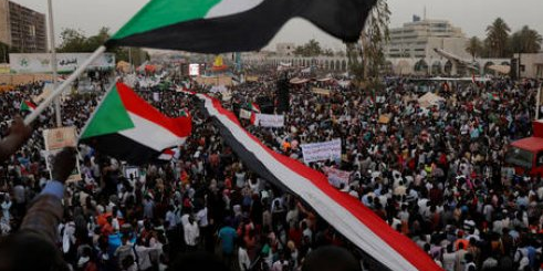 المجلس العسكري الانتقالي في السودان يجدد التزامه بتسليم الحكم إلى سلطة مدنية