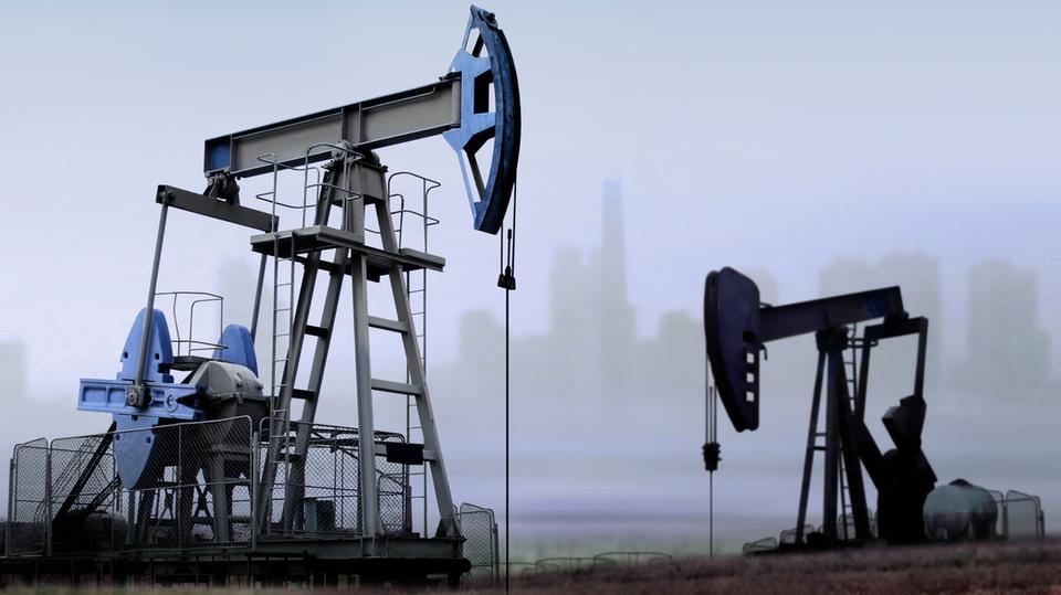 النفط يقفز بعد أنباء بشأن إلغاء واشنطن الإعفاءات من العقوبات على إيران