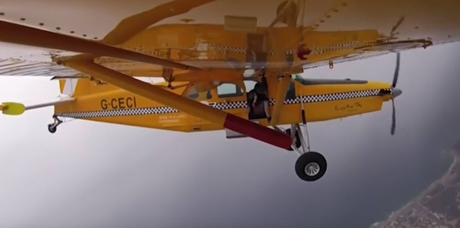 أحد المغامرين يخرج من الطائرة ويعرض حياته للخطر لإلتقاط إصبع موز - فيديو