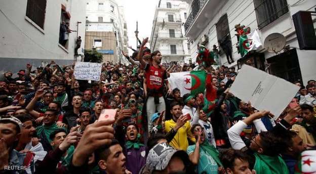الجزائر.. محتجون يطالبون برحيل "النظام" ومحاسبة "العصابة"
