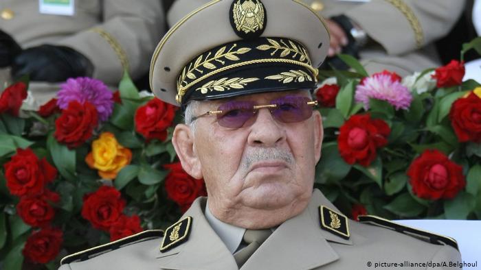 قايد صالح يتهم أطرافا في الجزائر "ببيع ضمائرهم"