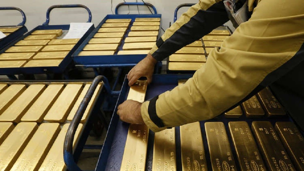 "بلومبرغ": دول عالمية تتخلى عن الدولار لصالح الذهب