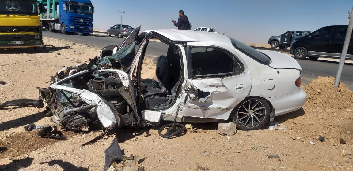 4 إصابات بحادث تصادم على الطريق الصحراوي - مصور