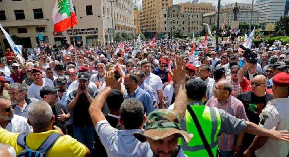 لبنان.. احتجاجات غاضبة على نية الحكومة خفض الرواتب