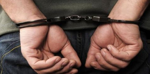 القبض على تاجر مخدرات بحقه عدد من الطلبات في عنجرة