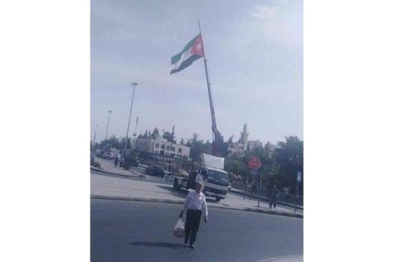 مواطن أردني يرفع العلم الاردني بالونش الخاص به على دوارصويلح بمناسبة عيد الاستقلال