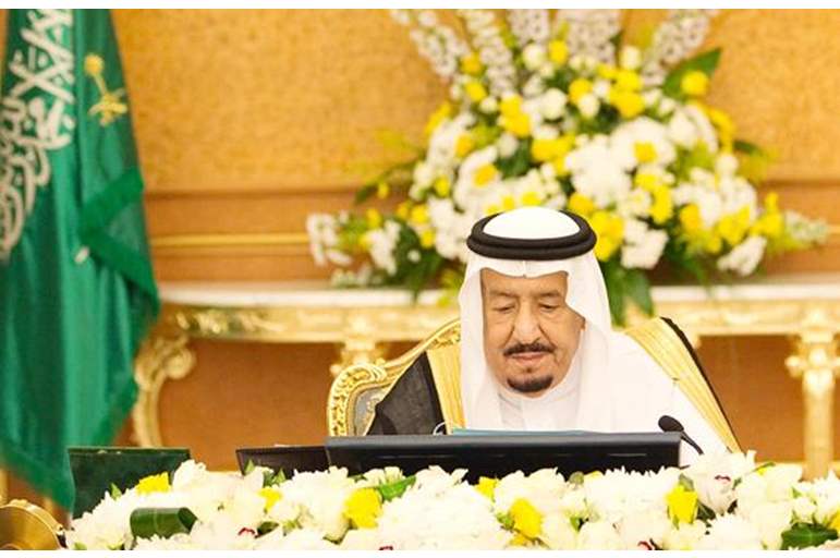 خادم الحرمين الشريفين يوجه دعوة رسمية لأمير قطر لحضور القمة الطارئة