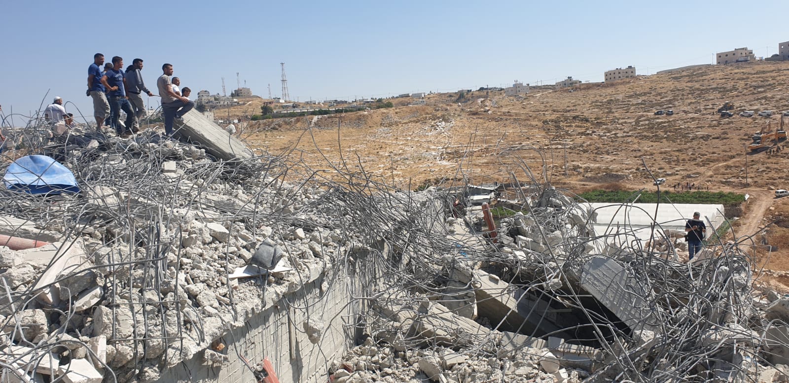الاحتلال يهدم منازل في القدس المحتلة والخليل.. مصور 