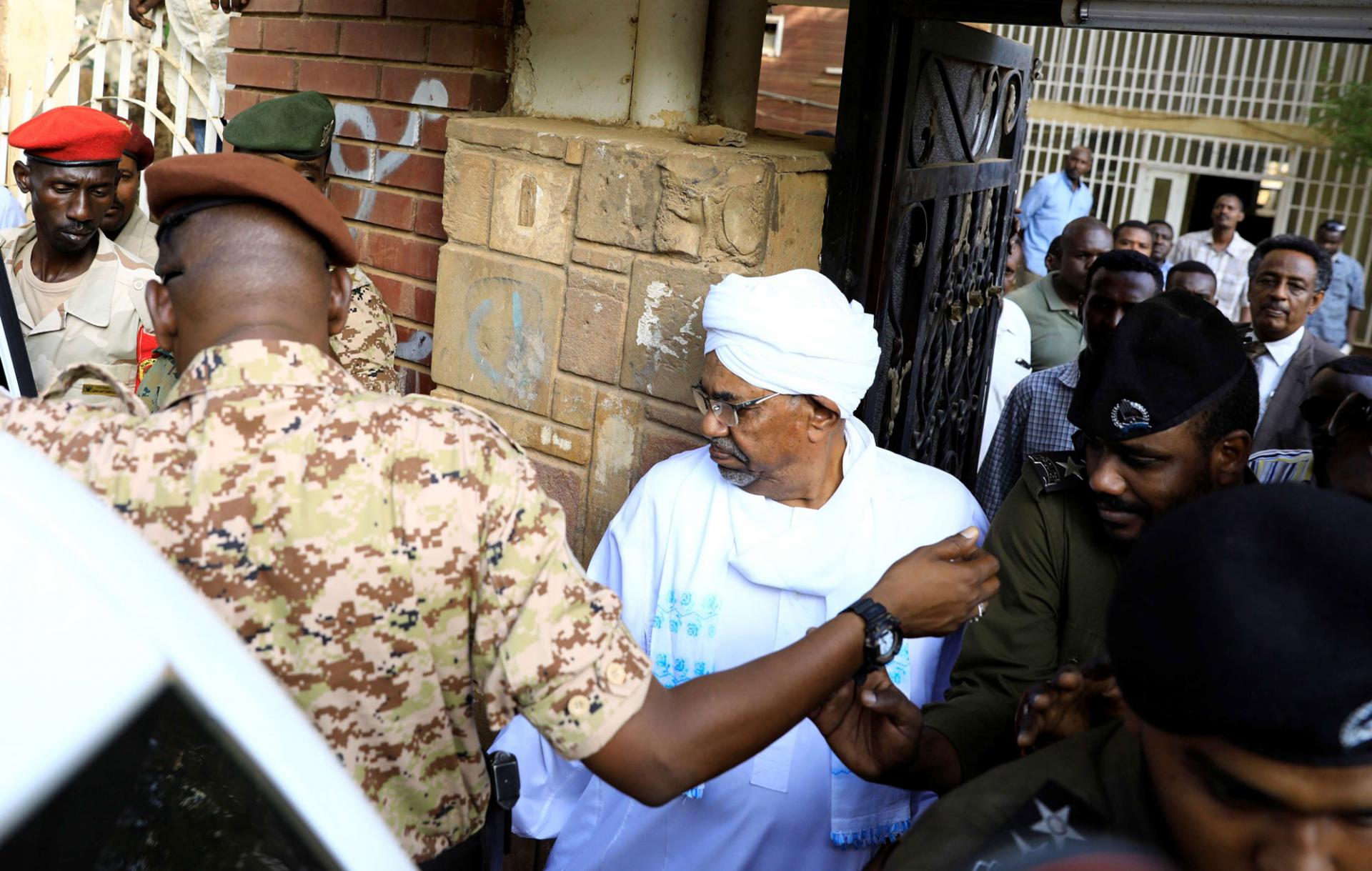 السودان .. البشير يمثل أمام نيابة مكافحة الفساد للمرة الأولى منذ الإطاحة به