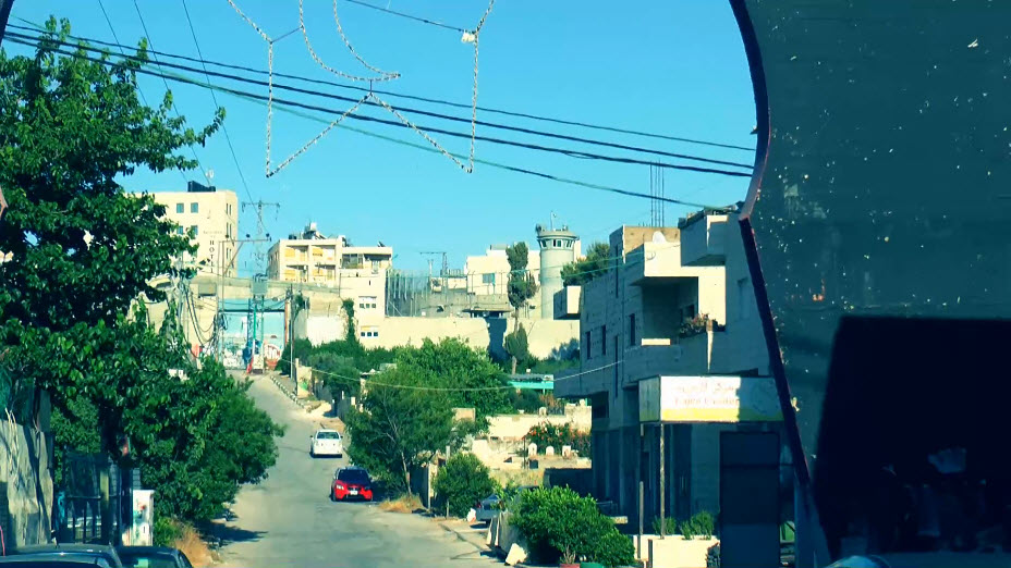 اكرم الوعرة فلسطيني  يحول أدوات القتل الصهيونية إلى فن يحمل رسائل انسانية – تقرير تلفزيوني