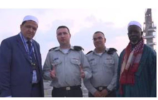 رجل دين عربي يزور الجيش الصهيوني ويتمنى له النصر!