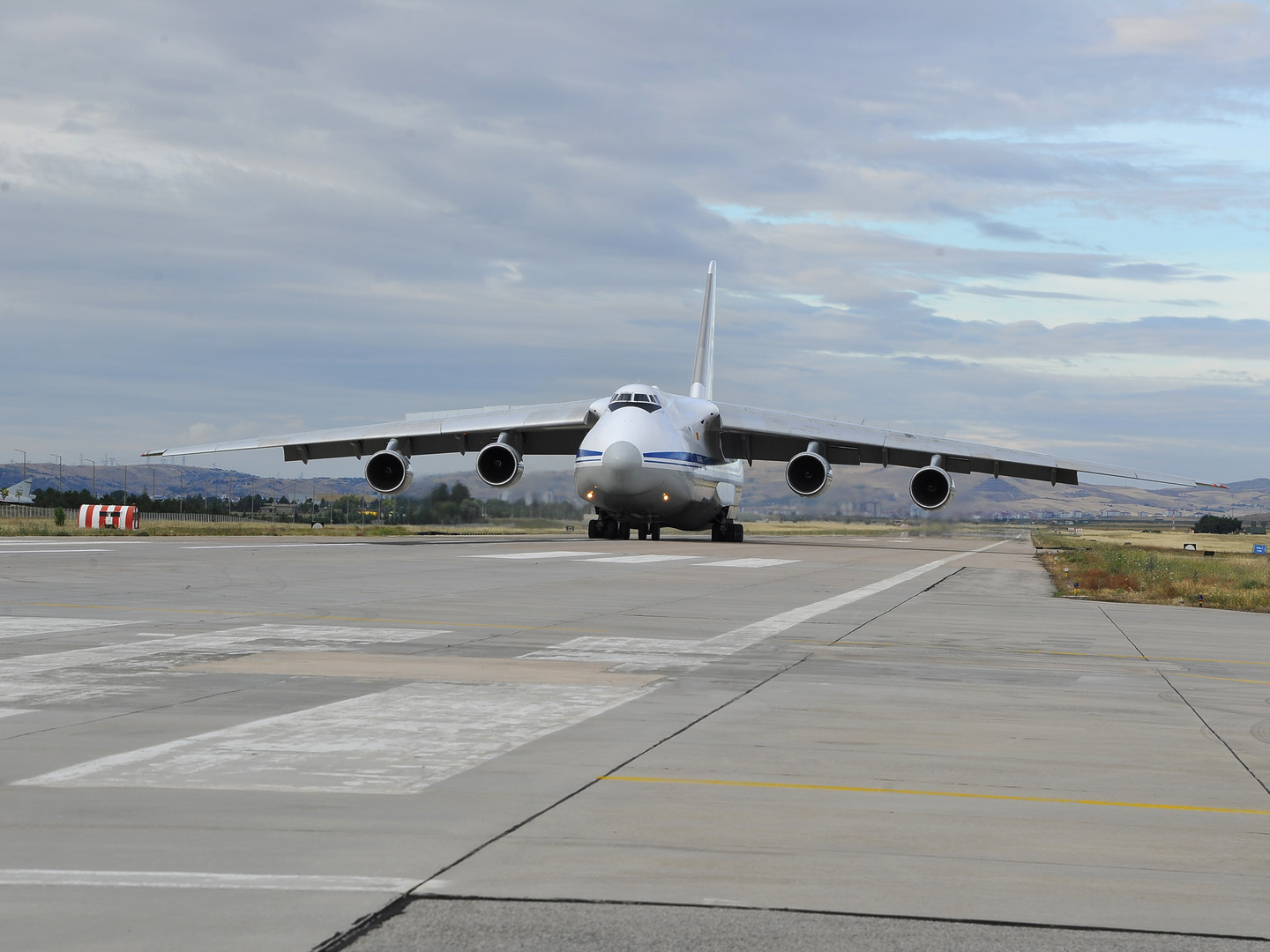 طائرة روسية رابعة تحمل أجزاء من أنظمة "إس-400" تصل إلى أنقرة