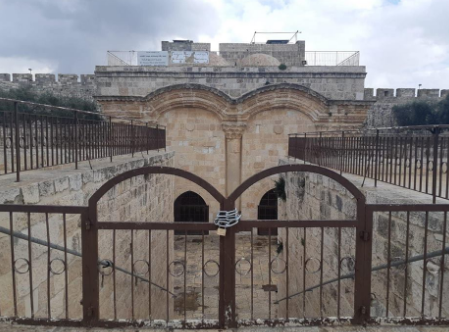 الاحتلال الصهيوني يقتحم مصلى «باب الرحمة» ويفرغـه من محتوياته