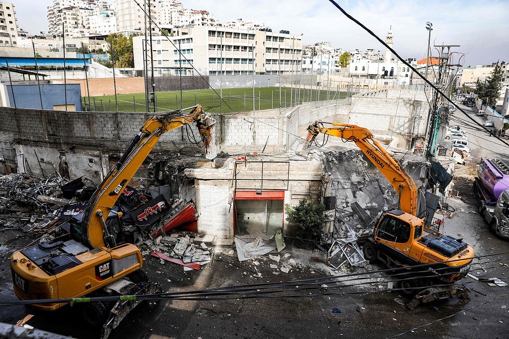 الاحتلال يهدم محال تجارية في القدس المحتلة