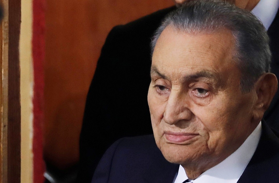 علاء مبارك ينفي شائعة وفاة والده الرئيس المصري الأسبق حسني مبارك