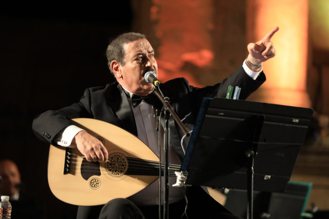 لطفي بوشناق يغني للوطن والإنسان والكرامة في مهرجان جرش