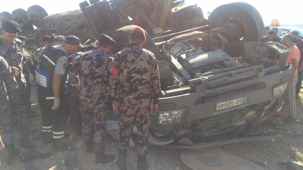 إصابة اثر حادث تدهور صهريج محمل بمادة الديزل على الطريق الصحراوي