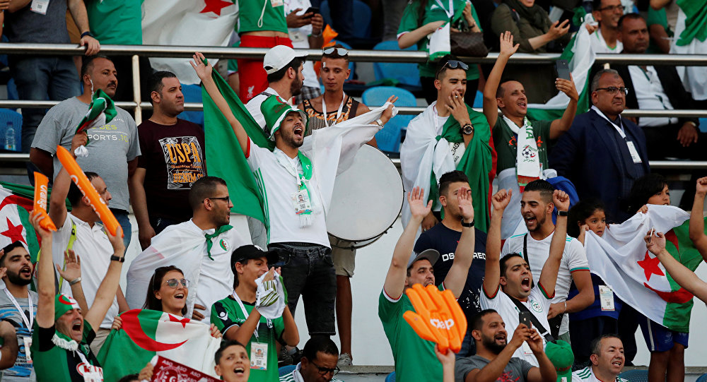 الرئيس الجزائري يمنح لاعبي المنتخب وسام الاستحقاق الوطني