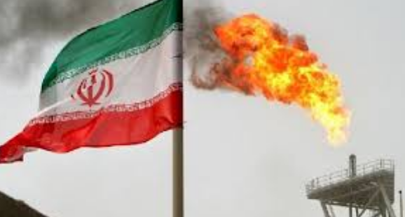 "بلومبرغ": إيران تخزن ملايين براميل النفط في الموانئ الصينية