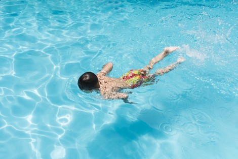 كيف يمكن تجنب الجراثيم في حمام السباحة؟