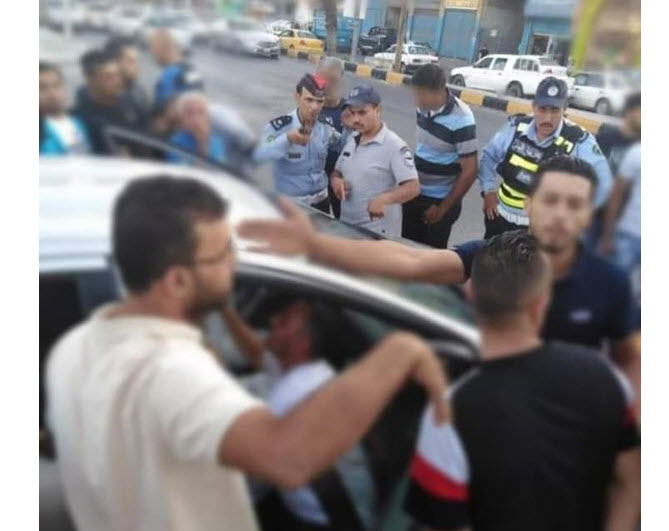 الزرقاء.. ابن يعتدي على والده المسن بالضرب بالشارع العام