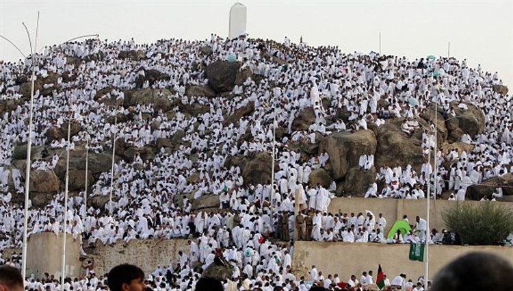 أكثر من مليوني حاج يقفون على صعيد عرفة