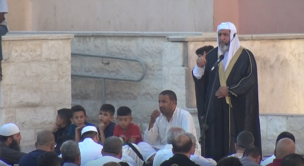 المئات من الأردنيين يؤدون صلاة عيد الاضحى في الرصيفة ...