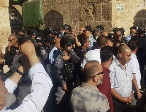جيش الاحتلال يقتحم المسجد الاقصى ويهاجم المصلين - فيديو