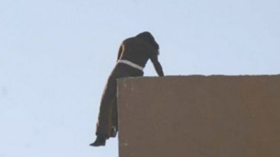 فتاة تهدد بالانتحار من اعلى مبنى في اربد