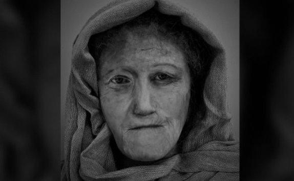 طالبة تعيد تركيب وجه أنثى من العصر الحديدي