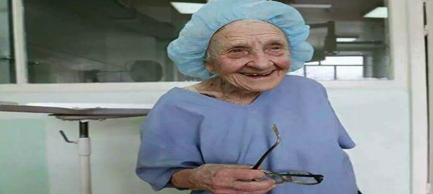 جراحة روسية عمرها 90 عاما أجرت 10 آلاف عملية وتواصل عملها