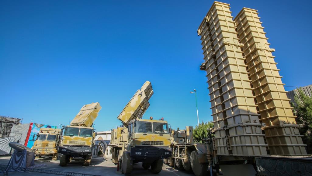 إيران تكشف النقاب عن منظومة صاروخية محلية وروحاني يوجه رسائل للخارج