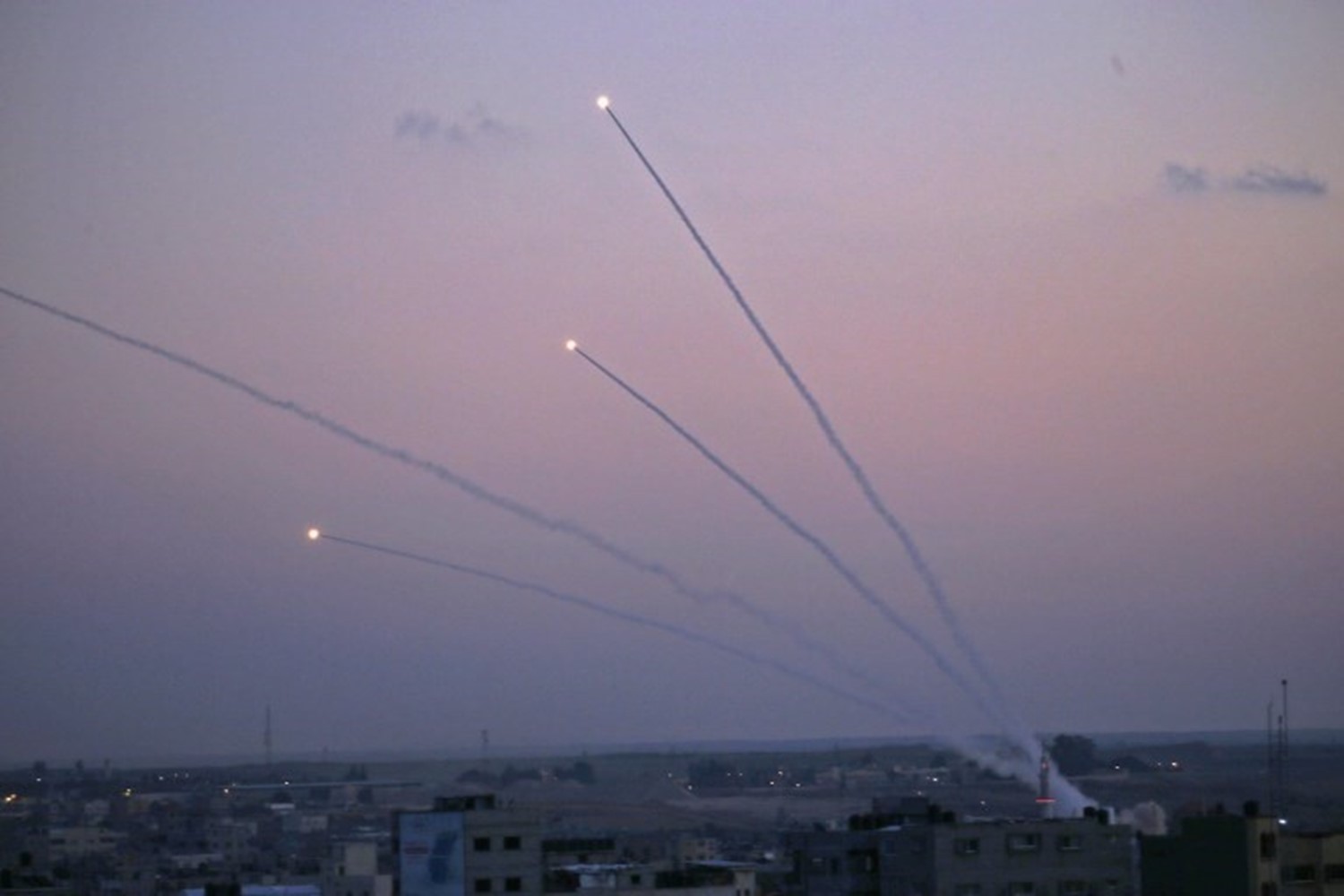  اصابة خمسة مستوطنين بعد اطلاق صواريخ من غزة على مستوطنات الغلاف